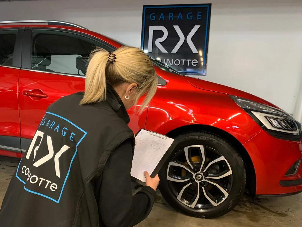 Une collaboratrice de RX Counotte établit un devis devant un véhicule